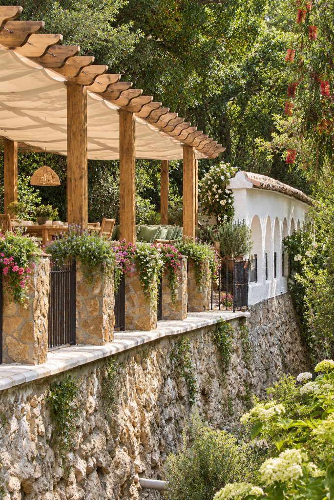 refugio del segura-terraza en verano-maitenieto_1336x2000